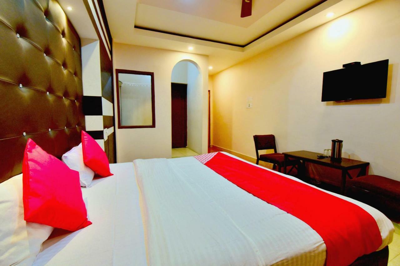 Oyo 26909 Hotel Paras 만디 외부 사진